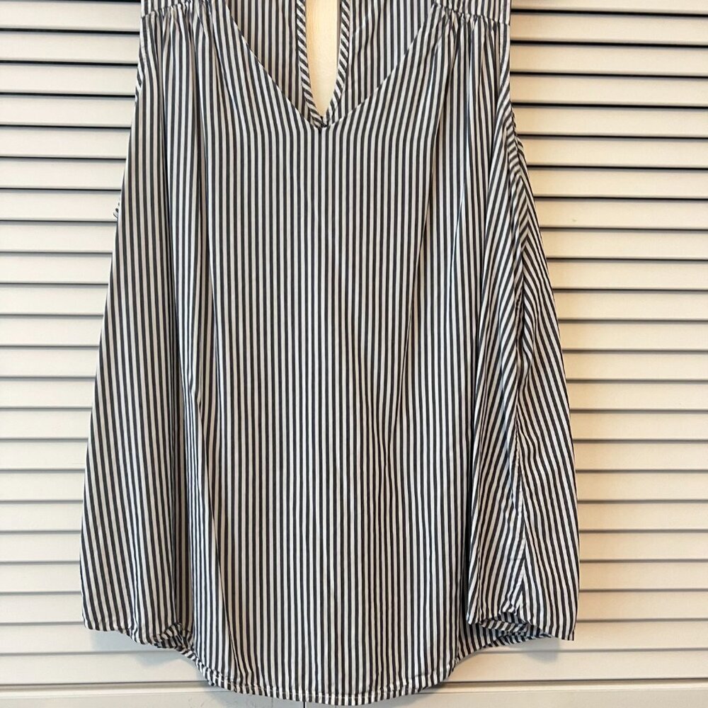 Old Navy Pinstriped Sleeveless Top Size XL - Picture 3 of 6